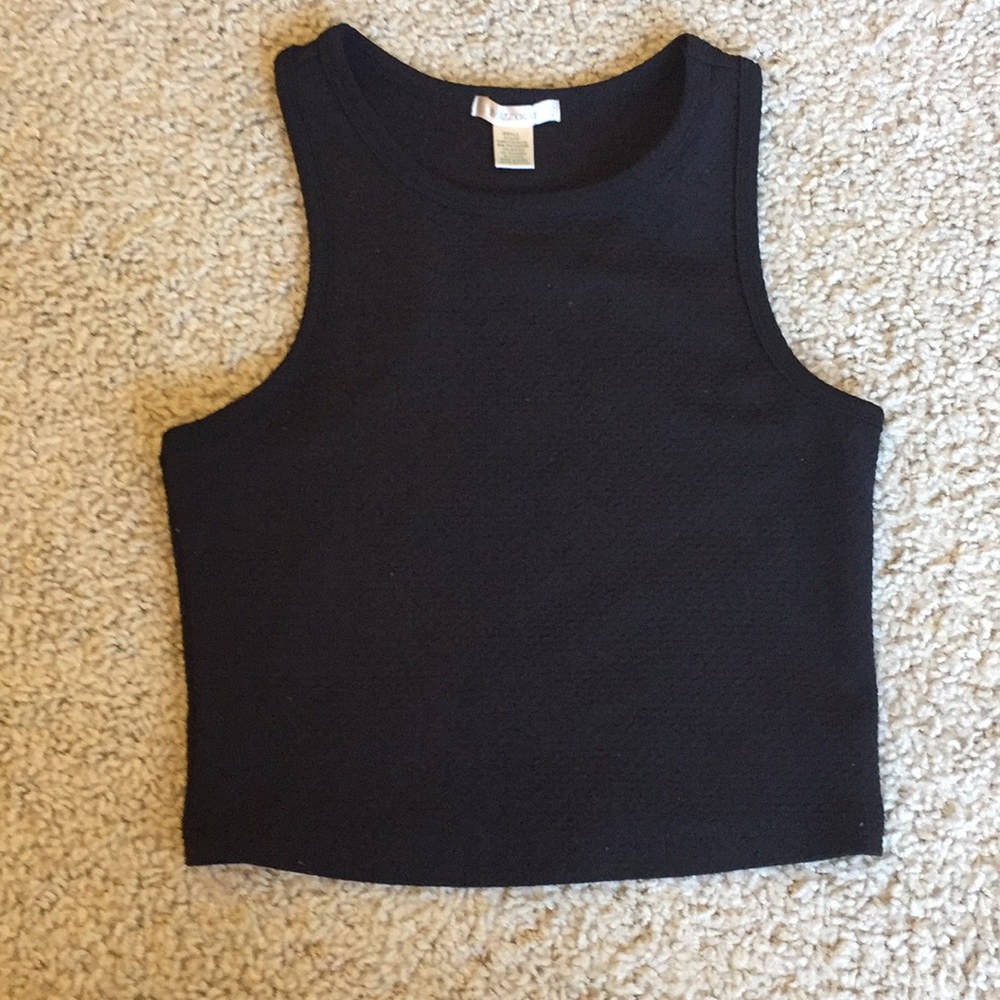 Small black crop top 🌼